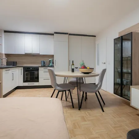 Modern Apartment, Full Kitchen, For 6 * Gmunden