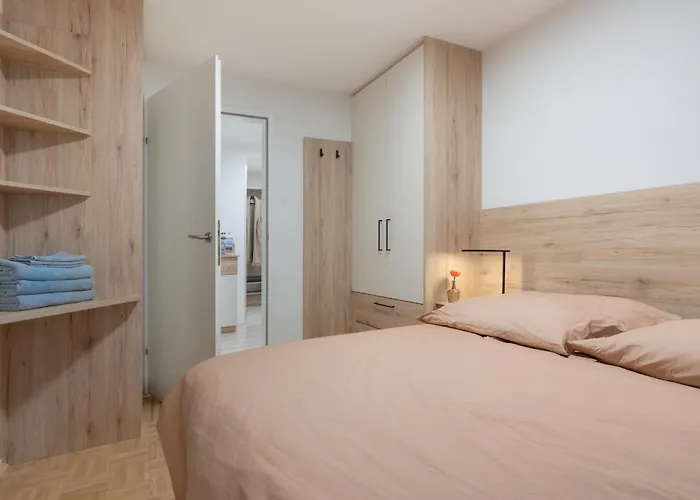 Modern Apartment, Full Kitchen, For 6