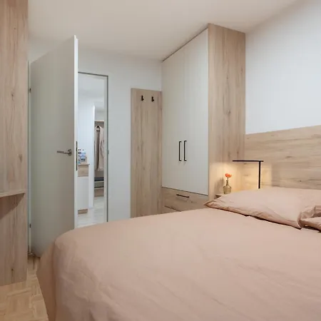 Modern Apartment, Full Kitchen, For 6